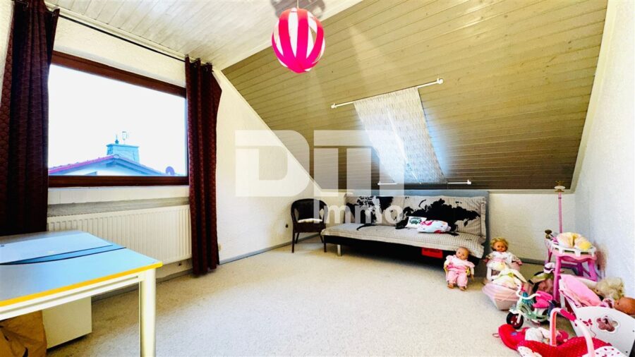 Teilsaniertes Ein - Zweifamilienhaus + Nutzflächen mit Anbau in Traumlage mit Panoramablick - WE1 OG / DG Kinderzimmer / Schlafzimmer 3